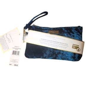NWT Adrienne Vitadini Charging Wallet/ wrislet green